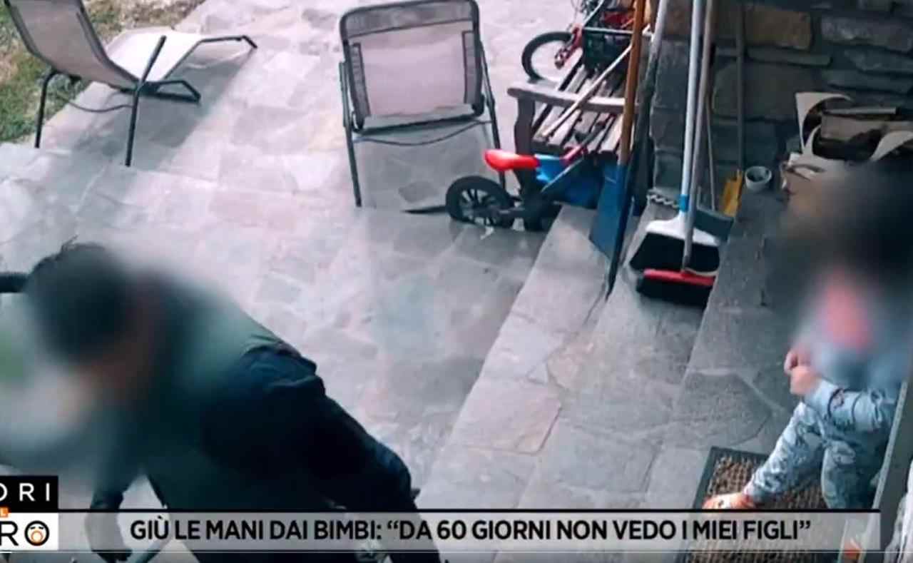 Bambini strappati ai genitori, un altro caso in Italia: li hanno portati via con un blitz armato | Trauma per i piccoli e genitori in panico