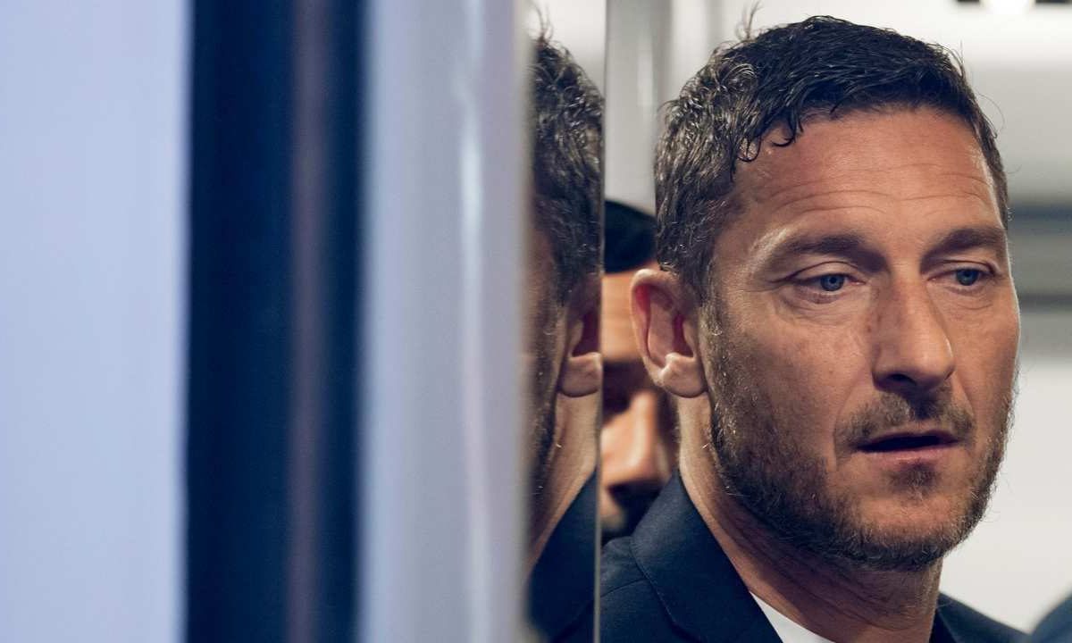 “È scoppiato in lacrime davanti a me”: Totti sotto choc | La scena è degenerata in pochi secondi in mezzo alla strada