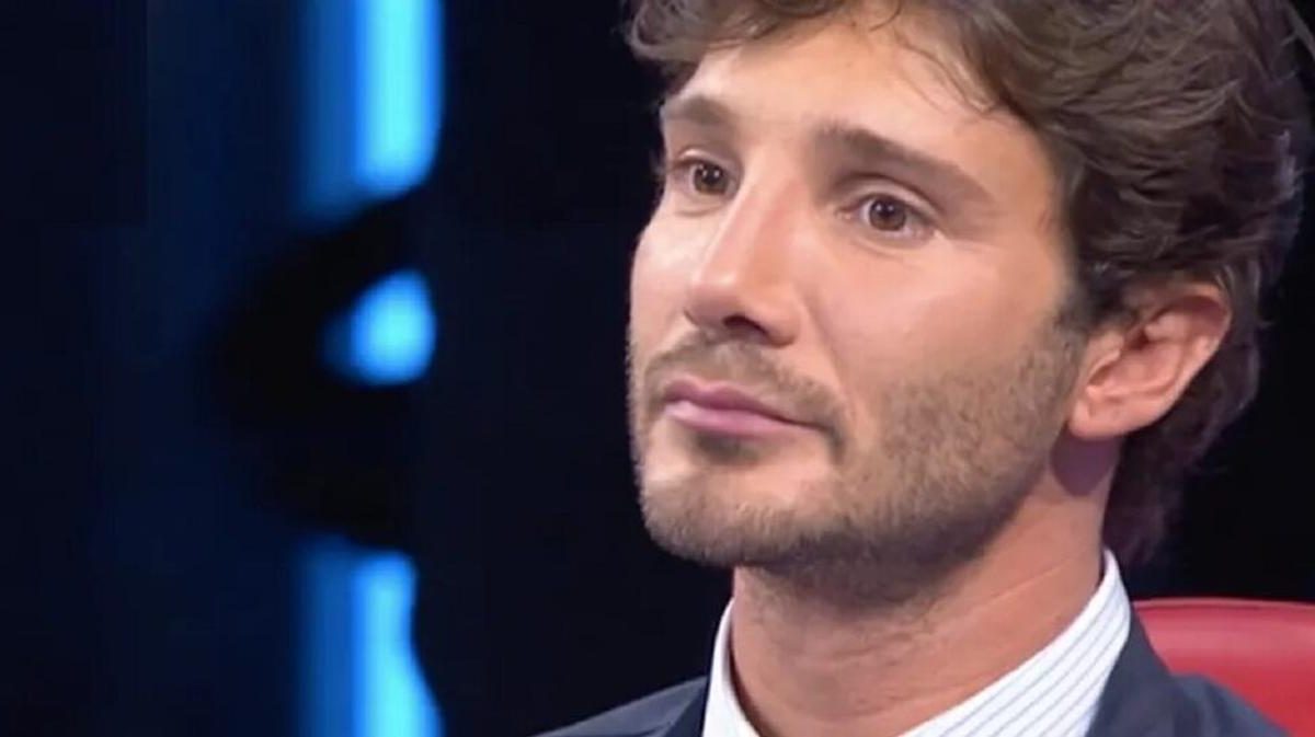 “Fuori De Martino”: terremoto in Rai, spunta il piano per cambiare Affari Tuoi a breve | Ecco chi arriva al suo posto