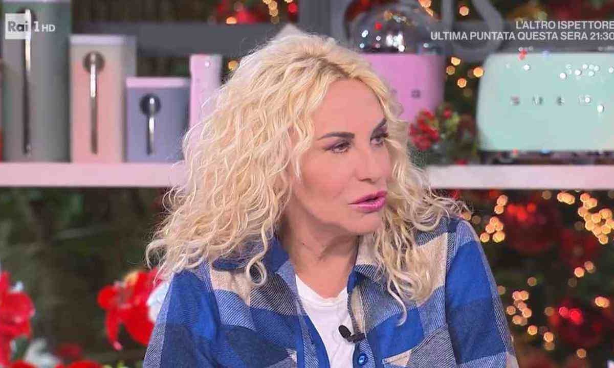 Antonella Clerici esplode in diretta, È sempre mezzogiorno si blocca immediatamente | È finita malissimo