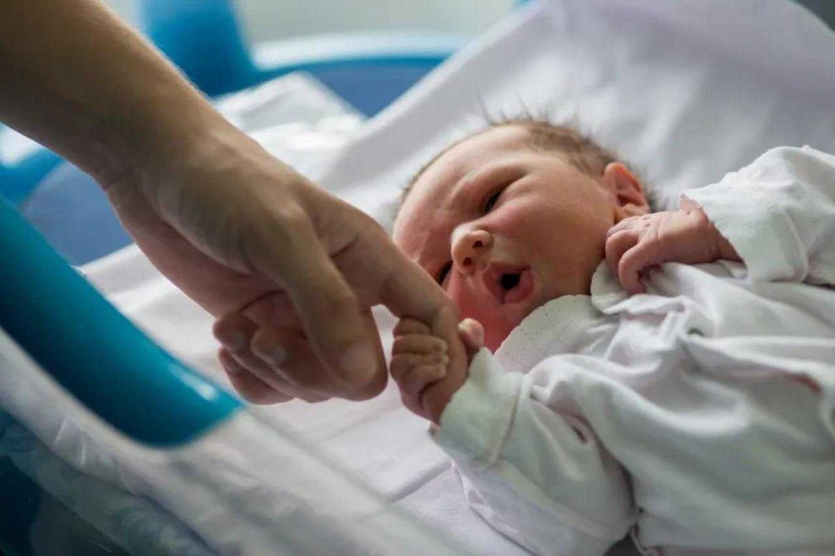 “È nato, non riesco a crederci” | Musica italiana sconvolta: il big è diventato papà proprio in queste ore