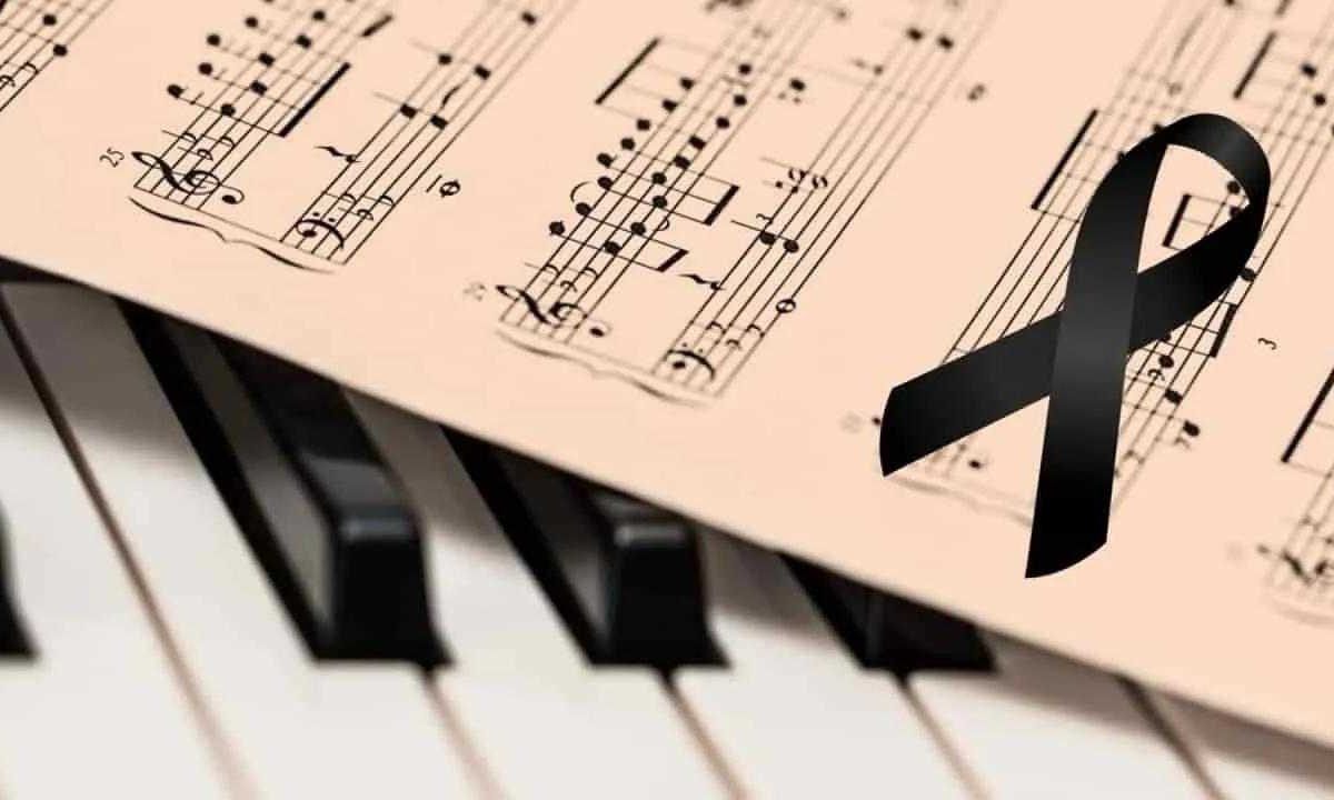 Lutto nella musica, hanno trovato il corpo senza vita: il cantante amatissimo è stato accoltellato in casa | Indagini lampo, arrestato un familiare