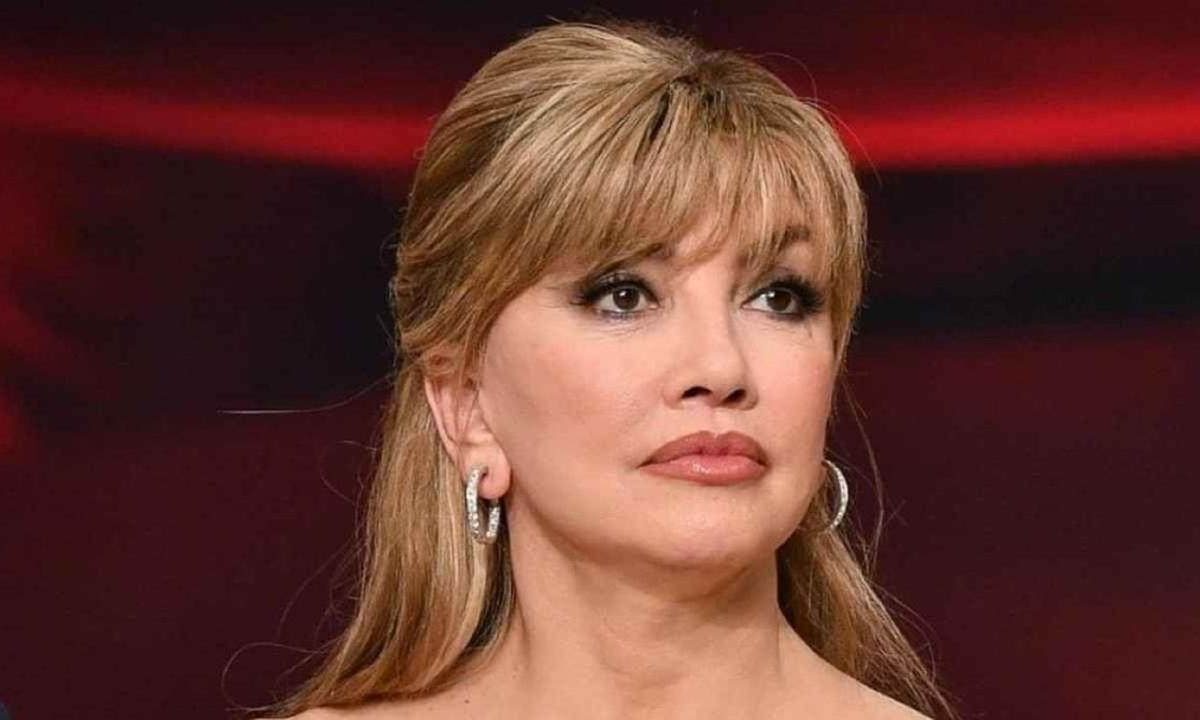 Crollo clamoroso, Milly Carlucci travolta nella notte | Si mette davvero male per lei: Rai corre ai ripari
