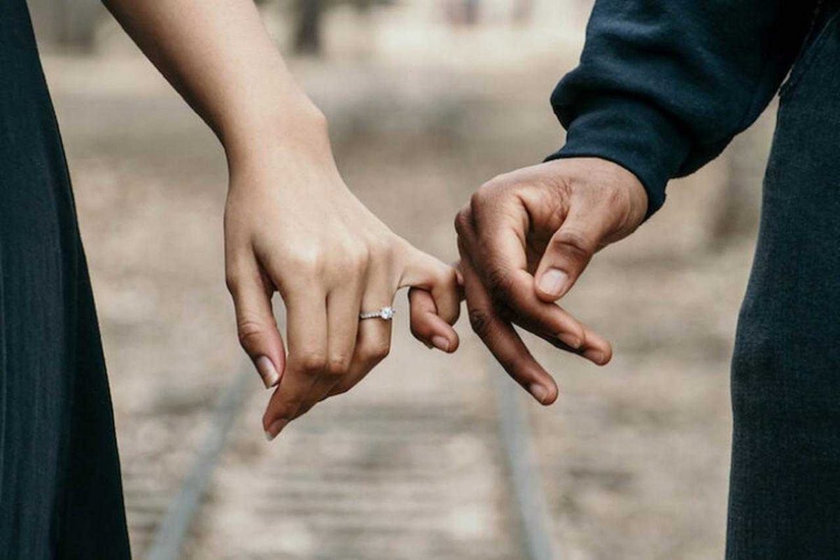 “È arrivato l’anello”, la coppia tv sorprende tutti in diretta | un gesto inatteso riempie di gioia