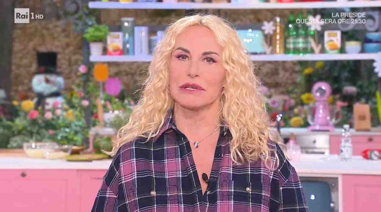 Antonella Clerici, lo ha fatto in pubblico | Il gesto in diretta fa interrompere la trasmissione: qualche minuti di blackout