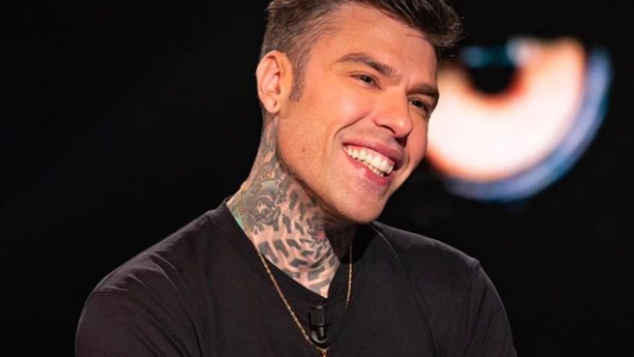 Fedez diventa papà, la notizia di grande gioia corre sul web: terzo figlio | Nuovo capitolo per lui e Giulia