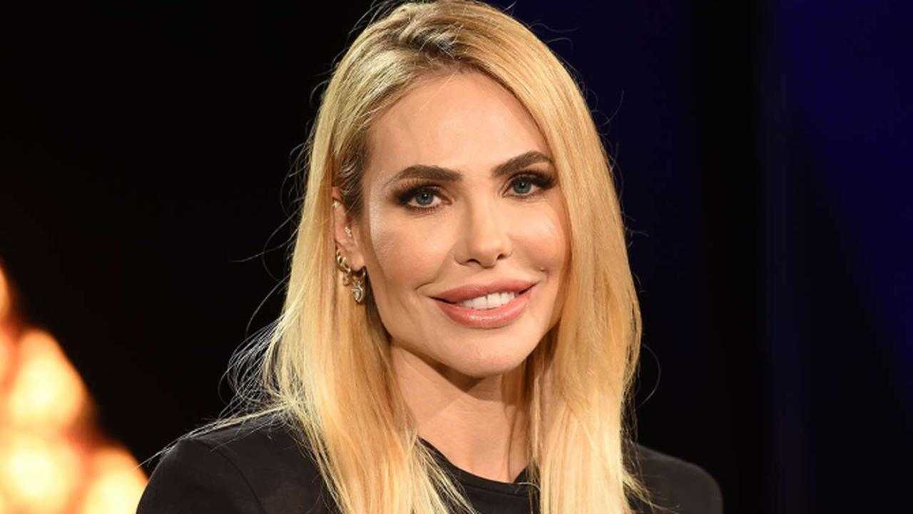 Ilary Blasi si prende Canale 5, strappa il programma in prima serata al collega | È una furia