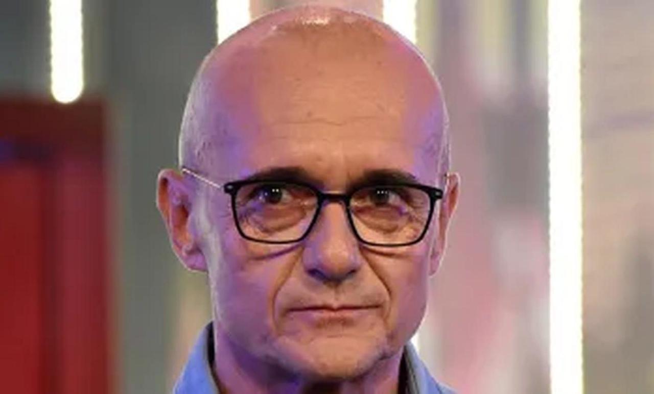 Alfonso Signorini sotto osservazione, è successo dietro le quinte del GF | Un’altra ex gieffina rompe il silenzio