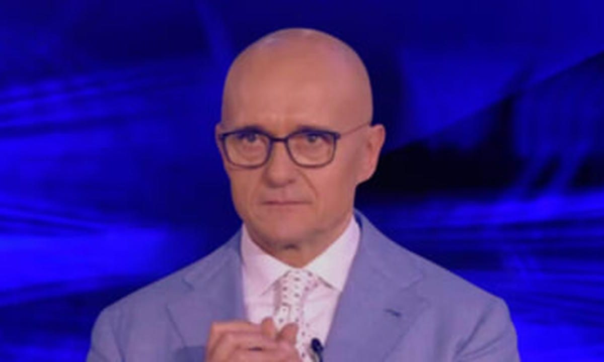 Alfonso Signorini, conseguenze irreversibili dopo lo scandalo | Ordine di cancellare tutto