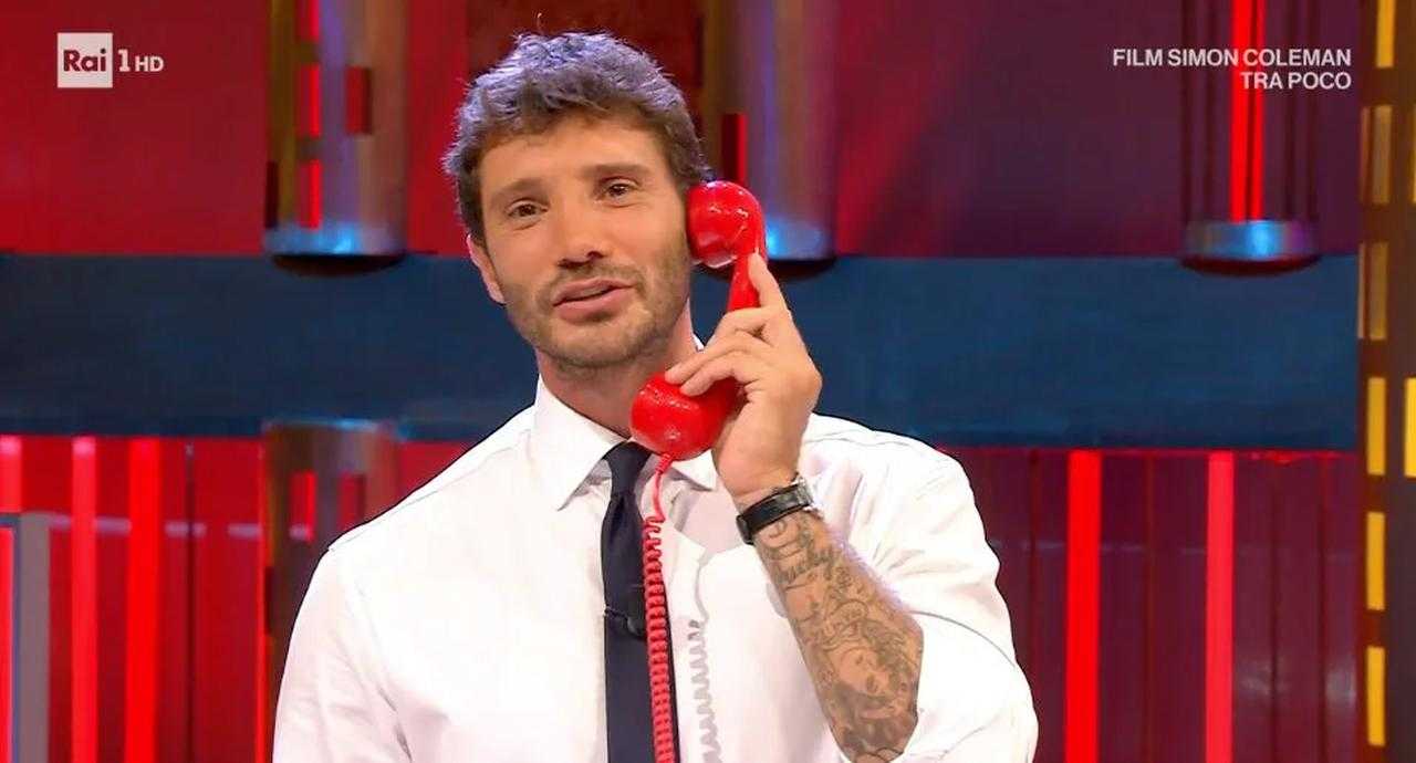Affari Tuoi nella bufera, il lutto di De Martino non è piaciuto a nessuno | La puntata fa discutere sulla moralità